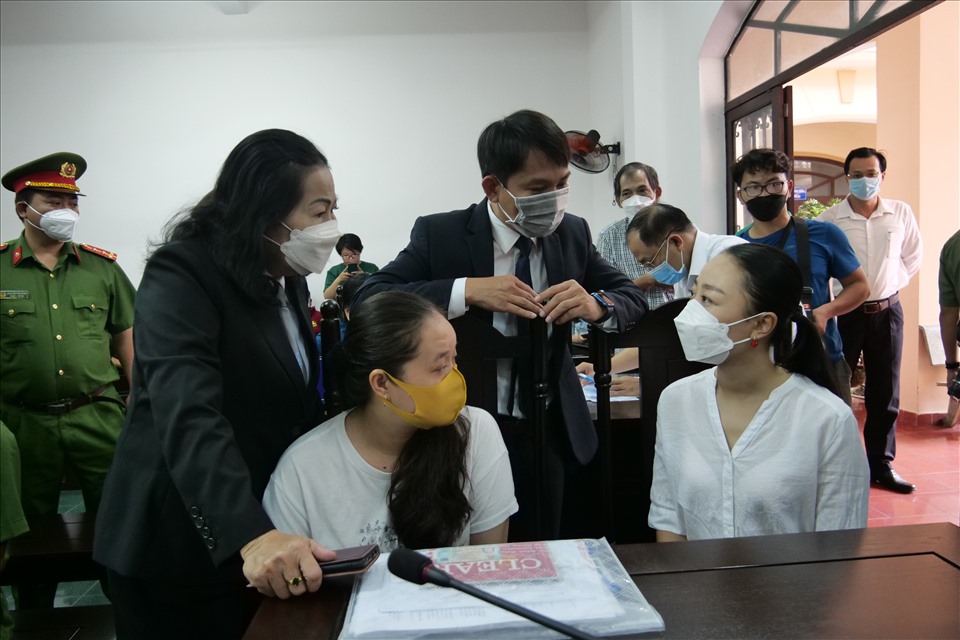 Chị Nguyễn Thị Bích Hường  (bị hại) đến phòng xử cùng luật sư Trần Thị Ngọc Nữ (người bảo vệ cho chị Hường).