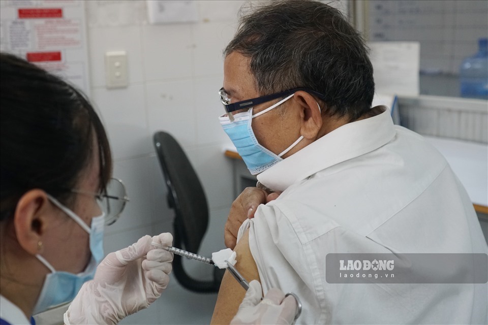 Tiêm vaccine phòng COVID-19 cho người dân ở TPHCM. Ảnh: Thanh Chân