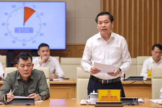 Bí thư Đảng ủy Khối doanh nghiệp Trung ương Nguyễn Long Hải báo cáo tại cuộc làm việc.