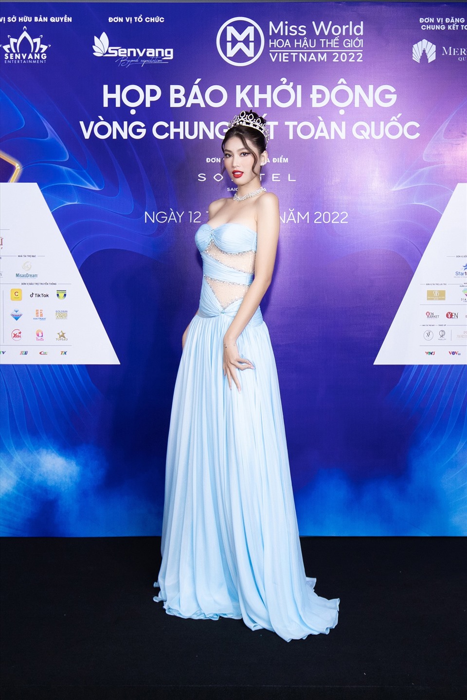 Chiếc váy xanh pastel dịu dàng nhưng với những đường cắt xẻ phần eo đã làm sự xuất hiện của Á hậu Ngọc Thảo thêm phần thu hút. Ảnh: Sen Vàng.