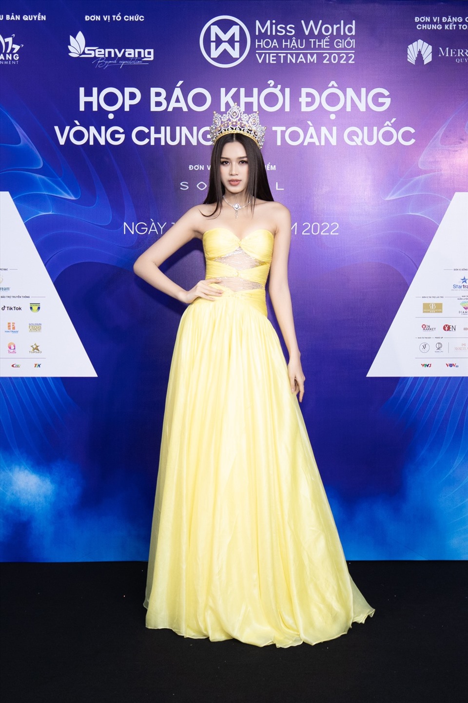 Xuất hiện tại buổi họp báo, Hoa hậu Việt Nam 2020 Đỗ Thị Hà diện chiếc đầm mang tone vàng rực rỡ cùng điểm nhấn cut-out độc đáo. Ảnh: Sen Vàng.