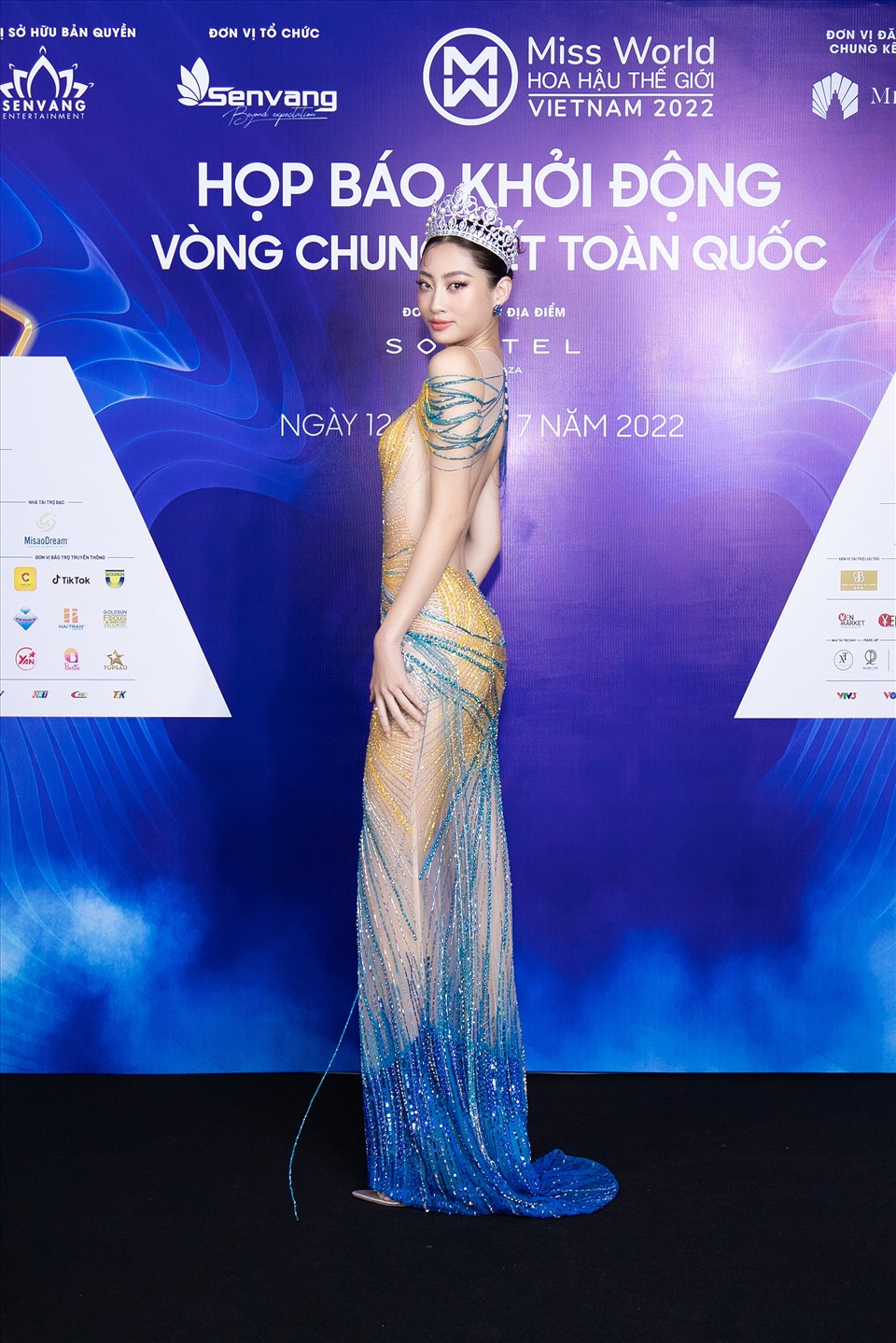 Miss World Vietnam 2019 Lương Thùy Linh nổi bật trong chiếc đầm dạ hội của NTK Thượng Gia Kỳ mang 2 sắc xanh-vàng với những đường nét ôm trọn tỉ lệ cơ thể cùng những đính kết công phu. Ảnh: Sen Vàng.
