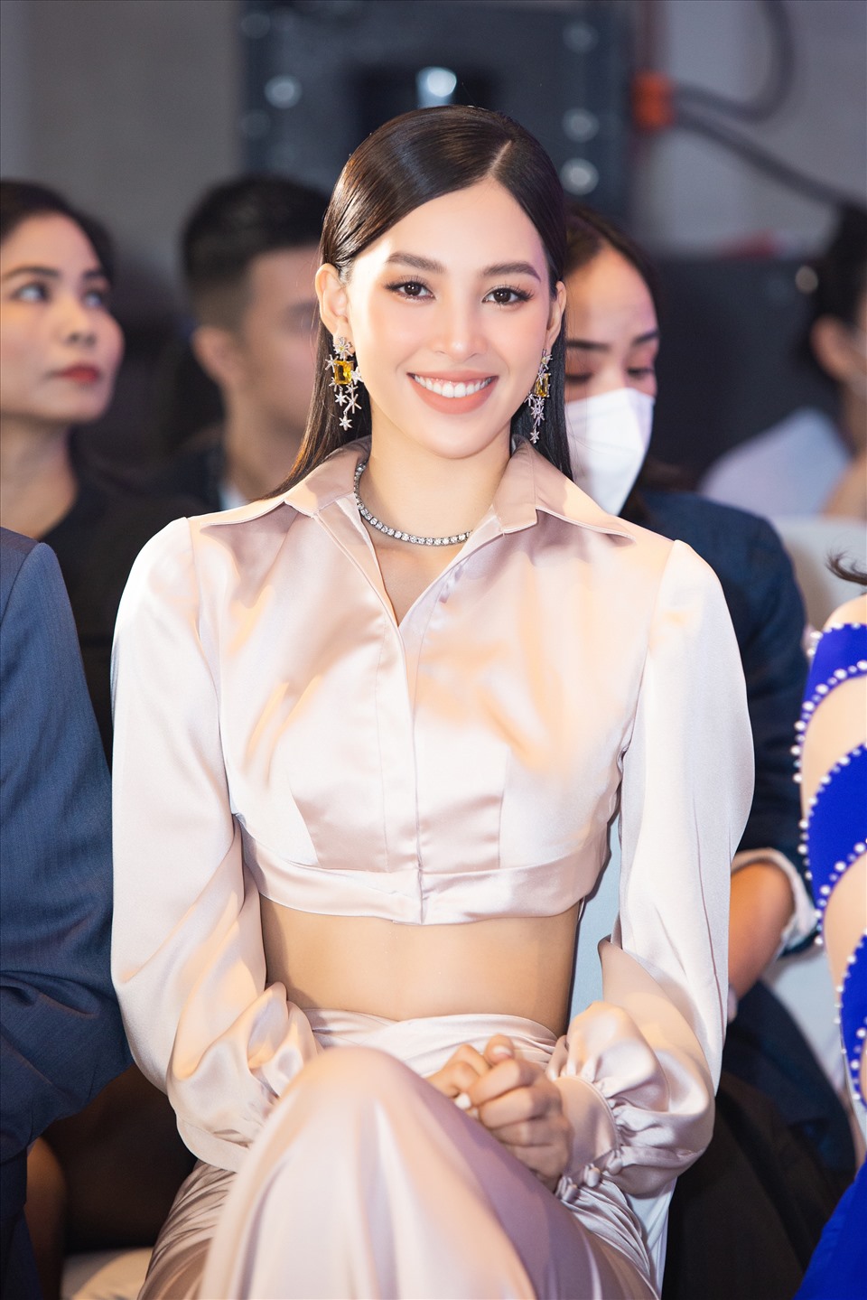 Hoa hậu Trần Tiểu Vy đầy thanh lịch xuất hiện tại họp báo với vai trò giám khảo.