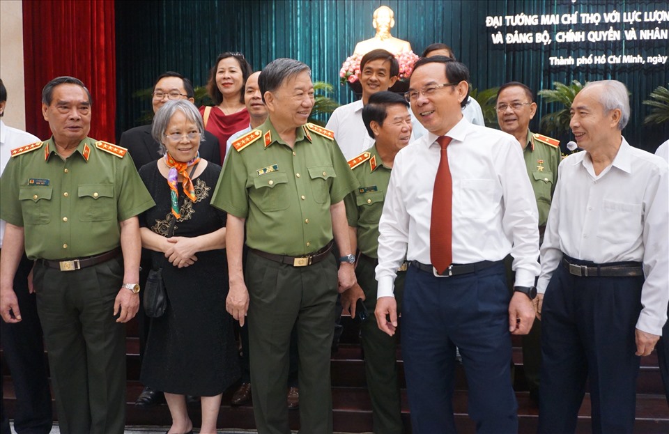 Bí thư Thành ủy TPHCM Nguyễn Văn Nên và Bộ trưởng Bộ Công an Tô Lâm trao đổi cùng các đại biểu tại hội thảo. Ảnh: Minh Quân