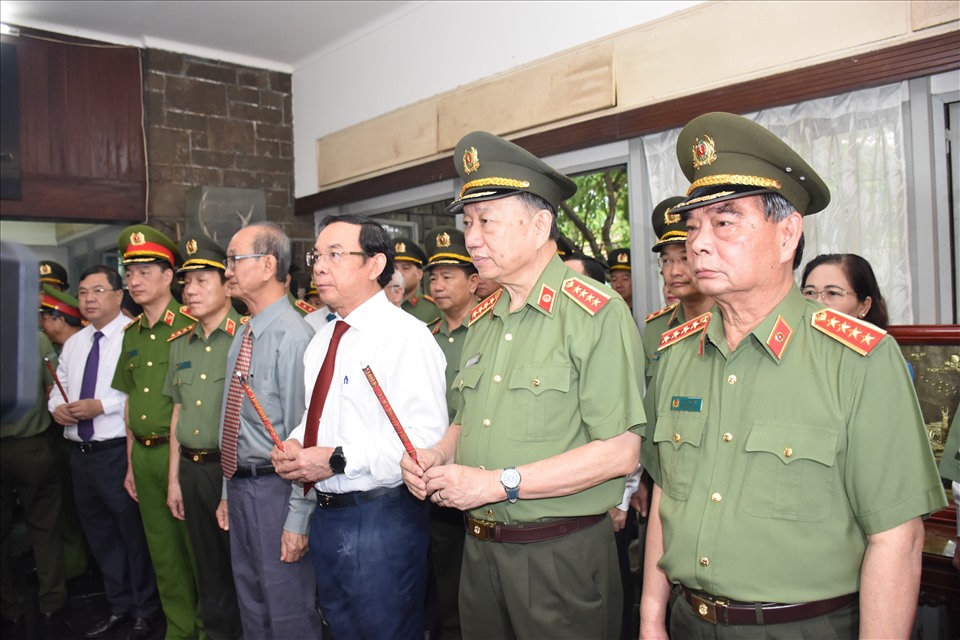 Đoàn đại biểu dâng hoa, dâng hương tại gia đình Đại tướng Mai Chí Thọ ở TPHCM. Ảnh: M.Q
