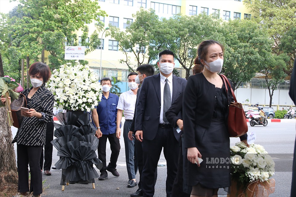 Phía bên cổng chính của Đại sứ quán tại đường Liễu Giai (Hà Nội), rất đông người dân đã tới xếp hàng chờ để được vào đặt hoa và viếng cố Thủ tướng Abe Shinzo. Dòng người xếp hàng trong trật tự, lặng lẽ, nhiều người mang theo hoa trắng tới viếng.