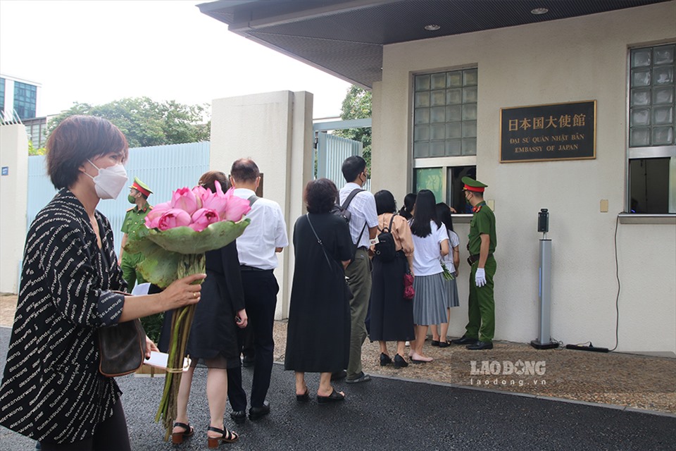 Để được vào viếng cố Thủ tướng Nhật Bản, người dân cần đem theo giấy tờ tùy thân còn giá trị.