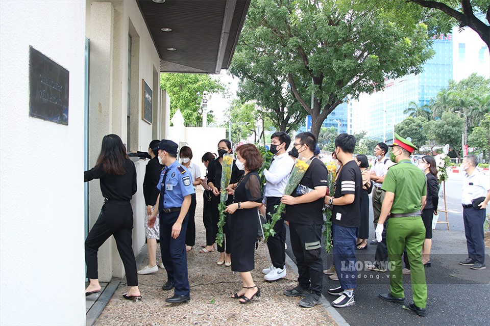 Trong 2 ngày 11 và 12.7, Đại sứ quán Nhật Bản tại Việt Nam mở sổ tang tưởng niệm cố Thủ tướng Abe Shinzo. Nhiều người dân đã tới Đại sứ quán để tưởng niệm cố Thủ tướng Abe Shinzo.