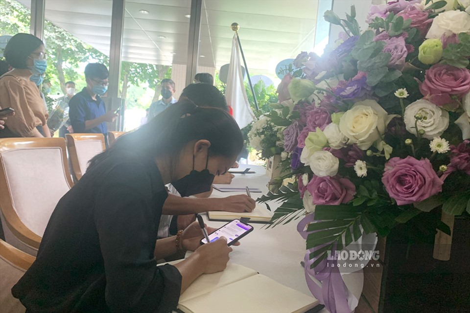 Nhiều người đã viết những dòng lưu niệm xúc động trong sổ tang. “Vô cùng thương tiếc ngài cựu Thủ tướng Nhật Bản Shinzo Abe! Một nhân cách - một tài năng lớn, một người bạn chân chính của nhân dân Việt Nam” - một dòng lưu bút trong sổ tang viết.