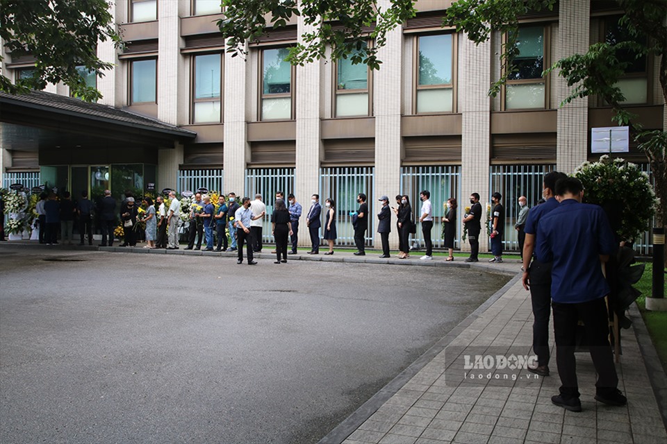 Sau khi xuất trình giấy tờ, người dân vào bên trong khu vực đại sứ quán để vào phòng ghi sổ tưởng niệm cố Thủ tướng Abe Shinzo. Nhiều người không ngại cảnh xếp hàng, trật tự vào tưởng niệm.