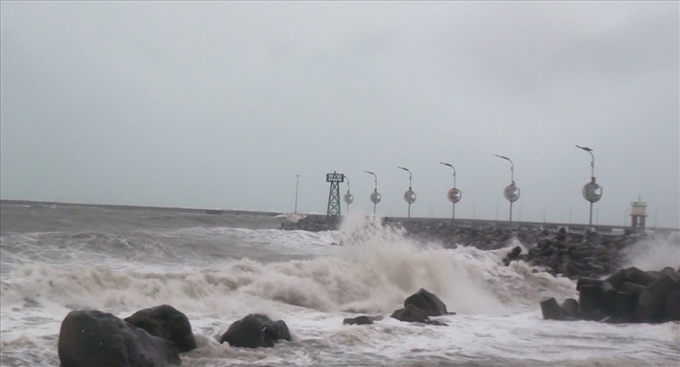 Ngày 12.7, tại cửa sông Dương Đông (TP Phú Quốc), mặc dù lượng mưa đã giảm nhưng gió vẫn còn thổi mạnh kèm sóng to. Ảnh: Hoàng Dung