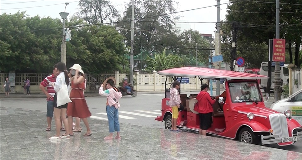 TP Phú Quốc đang triển khai hỗ trợ du khách bị “mắc kẹt” trên đảo do ảnh hưởng thời tiết. Ảnh: Hoàng Dung