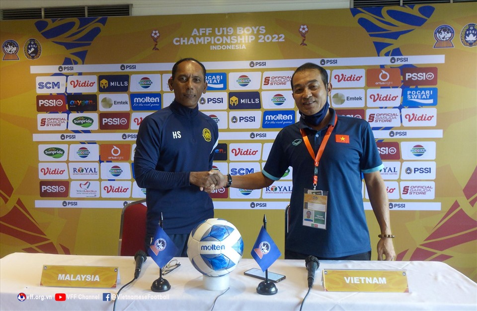 Huấn luyện viên Đinh Thế Nam đánh giá cao lối chơi của U19 Malaysia trước trận bán kết U19 Đông Nam Á 2022. Ảnh: VFF
