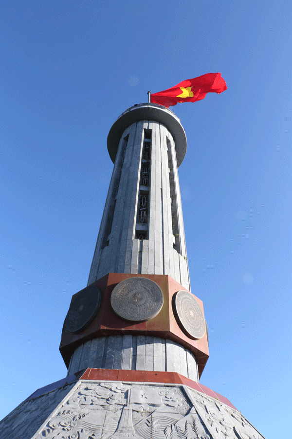 Cột cờ là biểu tượng của sức mạnh, lòng tự hào, tự tôn, tinh thần kiêu hãnh, ý chí quật cường của dân tộc Việt Nam qua hàng nghìn năm dựng nước và giữ nước.