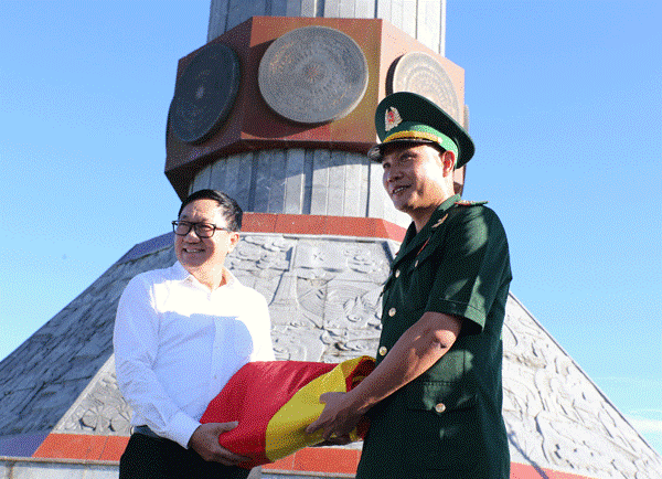 Tổng Giám đốc Dương Quyết Thắng trao lá cờ Tổ quốc cho Đồn biên phòng Lũng Cú.