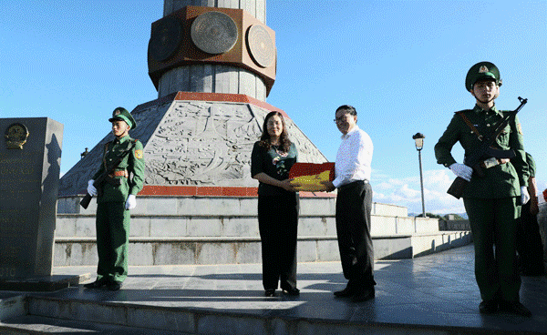 Phó Chủ tịch UBND tỉnh Hà Giang Hà Thị Minh Hạnh trao lá cờ Tổ quốc số hiệu 968 cho NHCSXH.