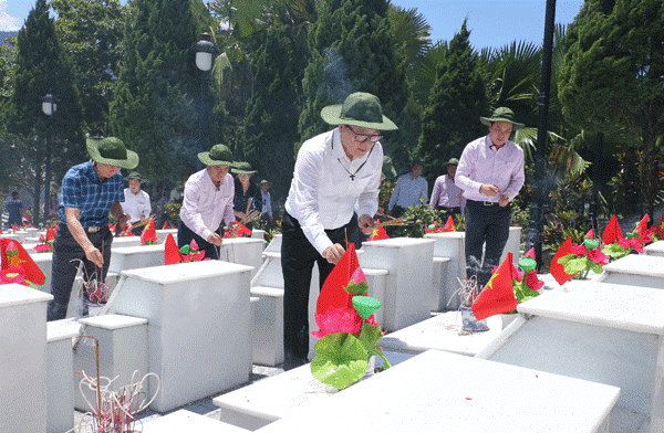 Đoàn công tác thắp hương tại các phần mộ liệt sĩ.