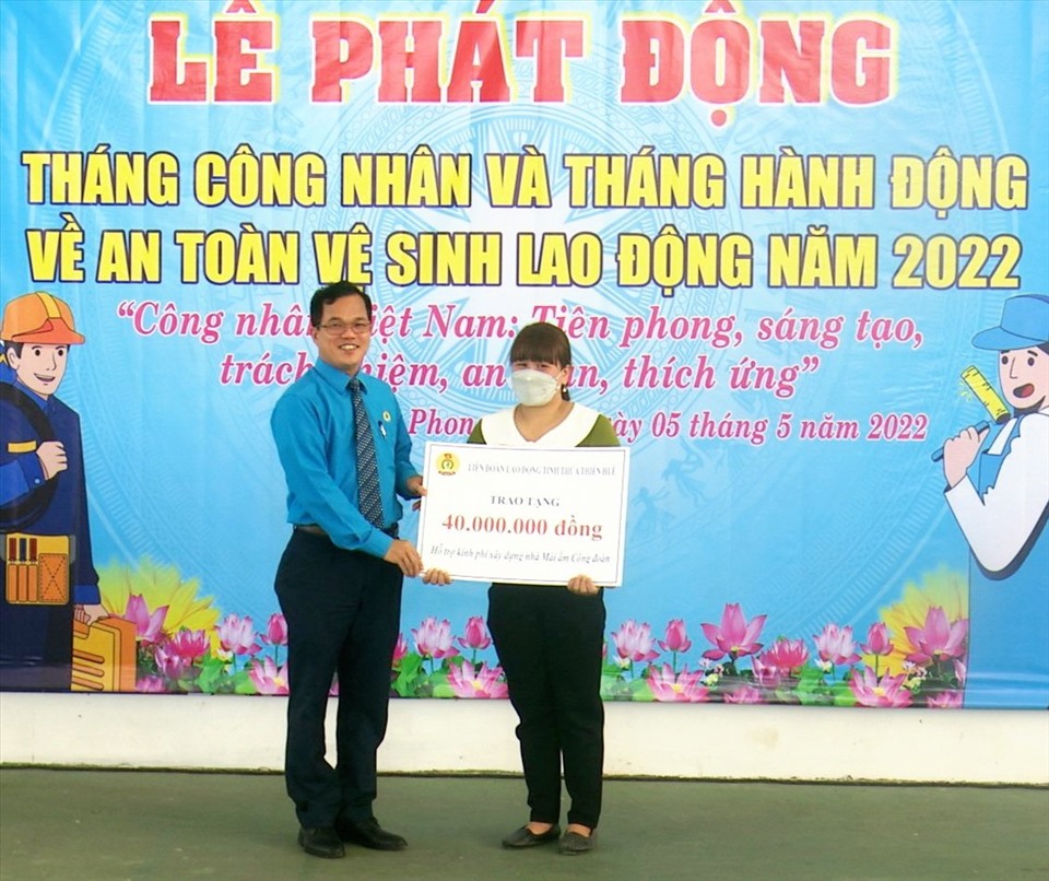 Chủ tịch LĐLĐ Thừa Thiên Huế - Lê Minh Nhân trao hỗ trợ nhà “Mái ấm công đoàn” cho người lao động khó khăn dịp “Tháng Công nhân“.