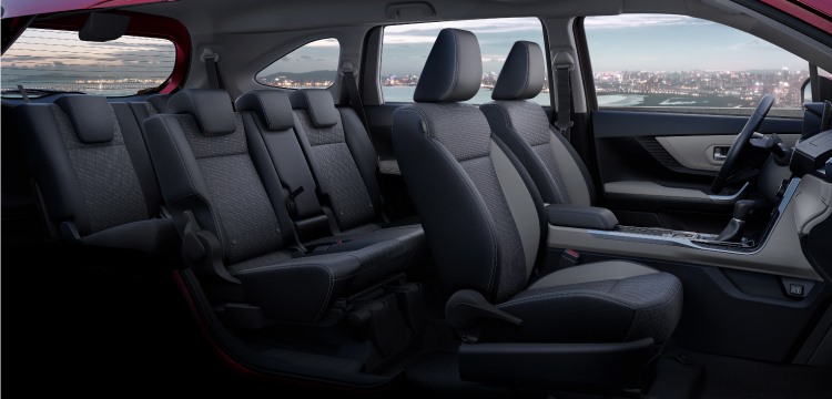 Ngược lại Toyota Veloz Cross CVT trang bị chế độ sofa hàng ghế sau có thể ngả 180 độ, hàng ghế cuối không còn dạng treo mà có thể gập phẳng 50:50 với mặt sàn giúp người dùng linh hoạt trong cách bố trí không gian khoang chứa đồ.