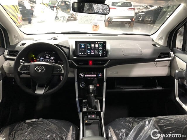 Còn trên Toyota Veloz Cross CVT, xe trang bị loạt tiện nghi bao gồm màn hình giải trí cảm ứng 8 inch, cửa gió điều hòa, sạc điện thoại không dây, cổng sạc và điều hòa tự động, cửa gió sau, khởi động nút bấm, chìa khóa thông minh, âm thanh 6 loa, phanh tay điện tử.
