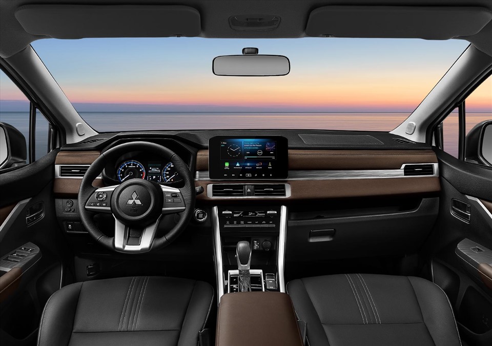Mitsubishi Xpander AT Premium có thể kể đến như vô lăng tích hợp hệ thống kiểm soát hành trình, phím bấm điều khiển, bảng đồng hồ điện tử kết hợp đồng hồ cơ, màn hình giải trí cảm ứng 9 inch, kết nối Apple CarPlay/Android Auto, ghế bọc da, điều hòa tự động có thêm tính năng Max Cool, hàng ghế thứ hai có điều hòa đặt âm trần phía trên, điểm cải tiến đặc biệt so với phiên bản trước là xe đã được trang bị thêm phanh tay điện tử.