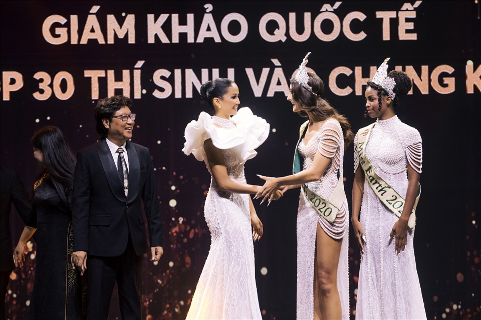 H'Hen Niê đọ sắc cùng 2 giám khảo quốc tế trong cuộc thi Hoa hậu các dân tộc Việt Nam. Ảnh: NVCC.