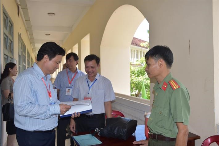 Thứ trưởng Nguyễn Hữu Độ kiểm tra quy trình chấm thi trắc nghiệm tại Quảng Nam.