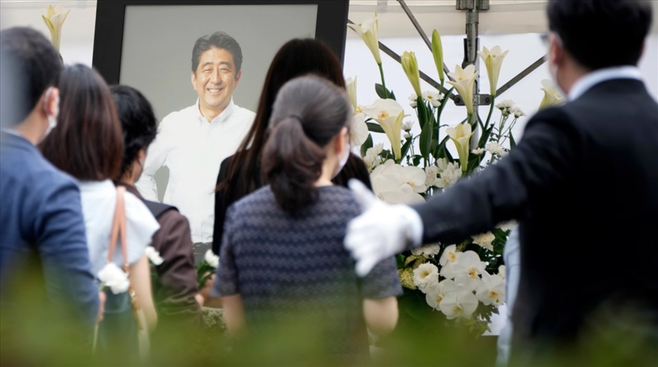 Người dân đặt hoa tưởng niệm ông Abe Shinzo tại đền Zojo. Ảnh: AFP