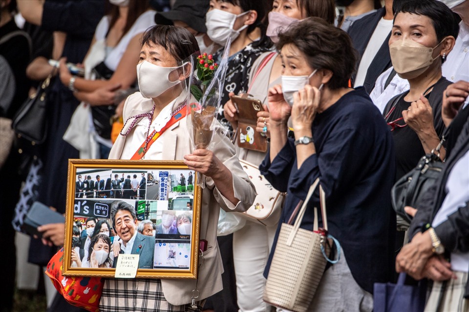 Người dân Nhật Bản tiễn biệt ông Abe Shinzo. Ảnh: AFP