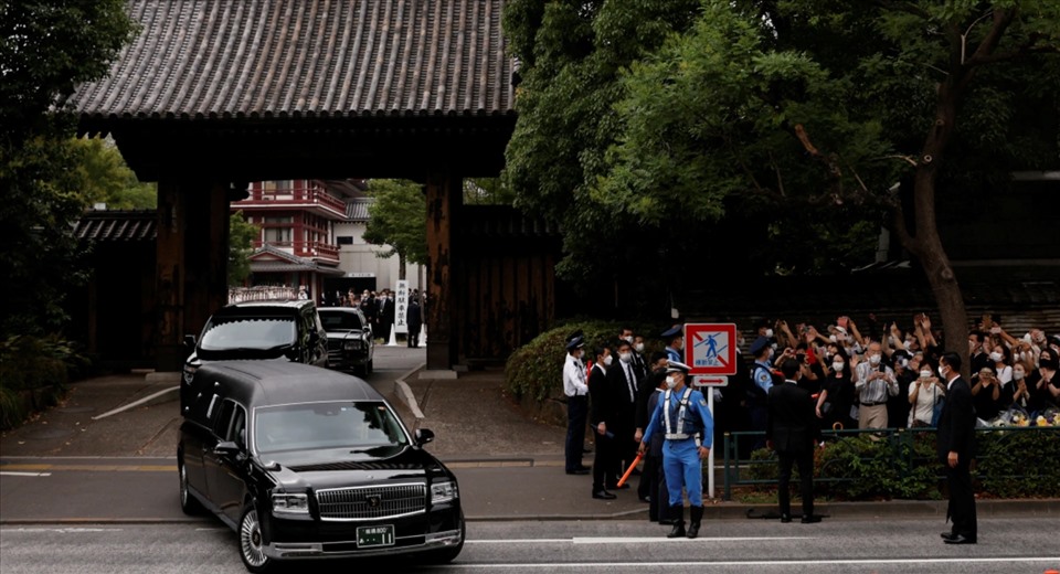 Linh xa chở linh cữu ông Abe Shinzo rời đền Zojoji. Ảnh: AFP