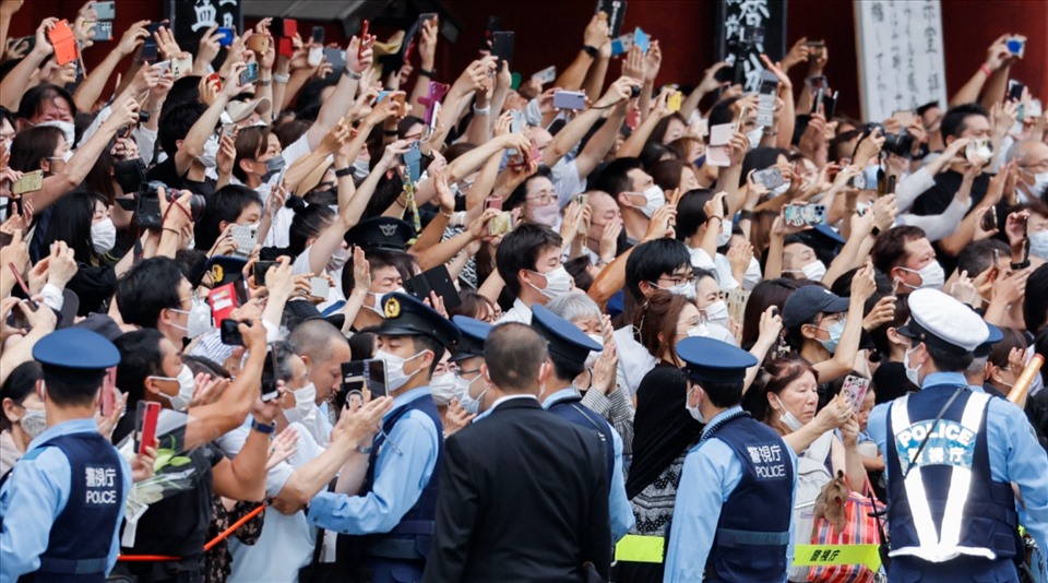 Đông đảo người dân đưa tiễn cựu Thủ tướng Nhật Bản. Ảnh: AFP