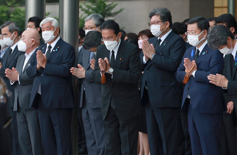 Thủ tướng Fumio Kishida và các quan chức Nhật Bản tiễn biệt ông Abe Shinzo. Ảnh: AFP