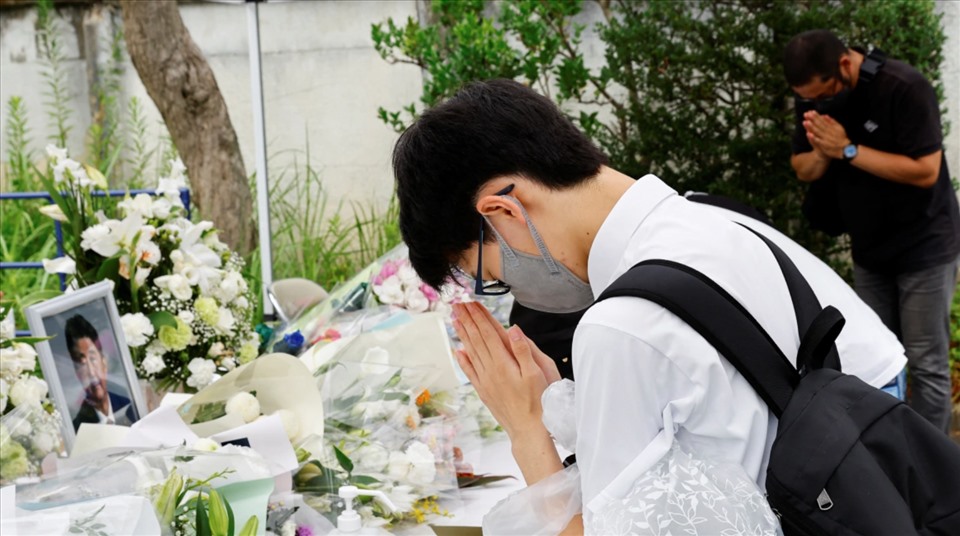 Người dân tưởng niệm ông Abe Shinzo trước trụ sở Đảng LDP ở Tokyo. Ảnh: AFP