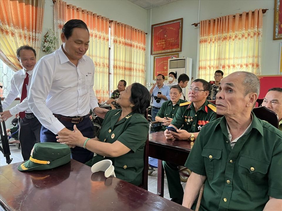 Ông Nguyễn Văn Hợp ân cần thăm hỏi sức khỏe các thương, bệnh binh. Ảnh: EVNSPC cung cấp.