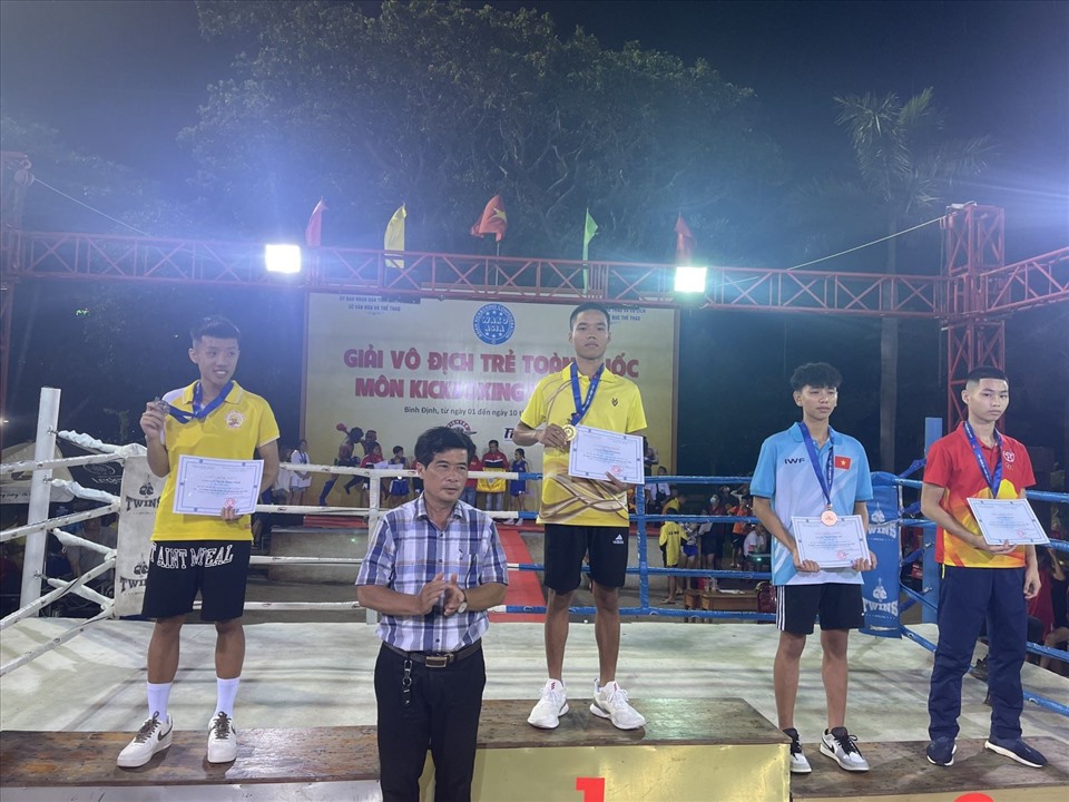 Vận động viên Phùng Duy Khánh giành huy chương vàng hạng cân 48kg lứa tuổi 14-16. Ảnh: H.A