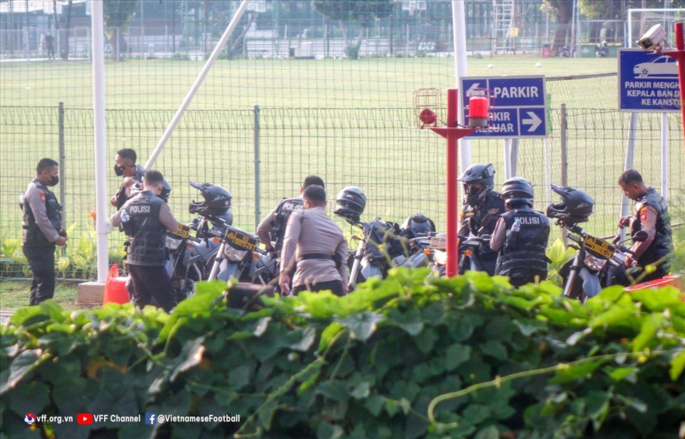 Bên trong khuôn viên sân cũng có rất đông cảnh sát túc trực và kiểm tra vòng quanh sân trong suốt quá trình diễn ra buổi tập.