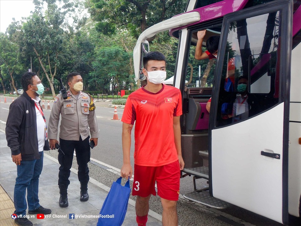 Chiều 12.7, U19 Việt Nam có buổi tập cuối cùng trước thềm trận bán kết gặp U19 Malaysia. Theo đó, thầy trò huấn luyện viên Đinh Thế Nam được bảo vệ nghiêm ngặt bởi lực lượng cảnh sát, an ninh địa phương từ khách sạn đến sân tập.
