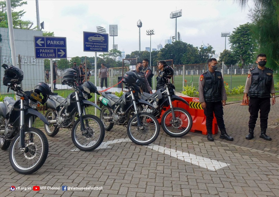 Đoàn mô tô “hộ tống” U19 Việt Nam từ khách sạn đến sân tập và ngược lại.