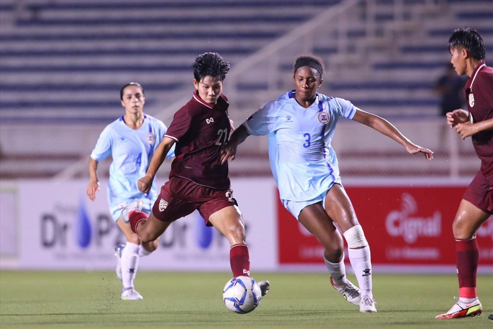 Chetthabutr (số 21) ghi bàn thắng duy nhất trong trận thắng trước tuyển nữ Philippines giúp tuyển nữ Thái Lan giành ngôi đầu bảng A AFF Cup nữ 2022. Ảnh: FA Thái.