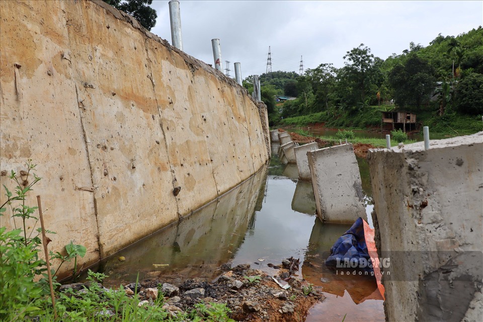 Hiện tại các trụ đỡ đường ống nước và tường kè của đoạn đường thuộc Quốc lộ 70B đã nằm sát nhau do quá trình sụt lún nghiêm trọng.