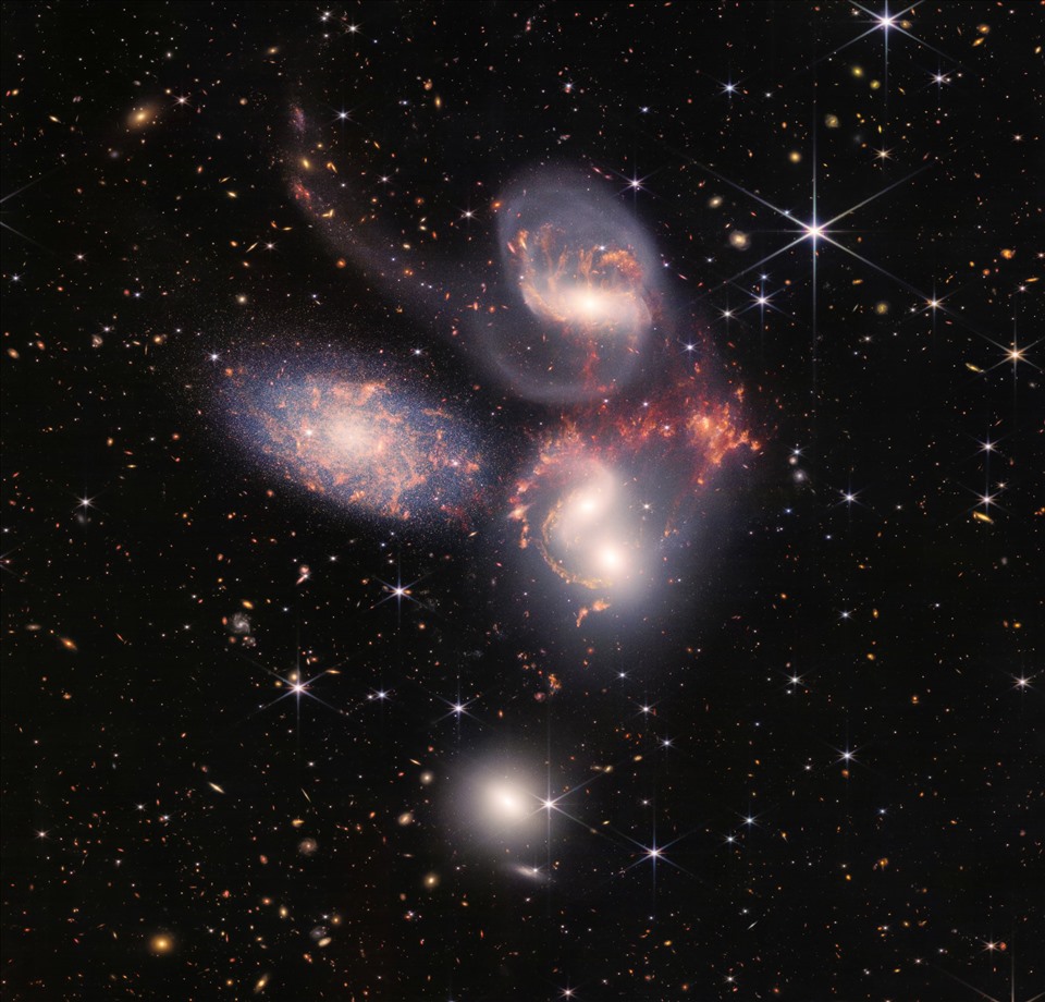 Tập hợp thiên hà Stephan's Quintet qua ống kính James Webb. Ảnh: NASA