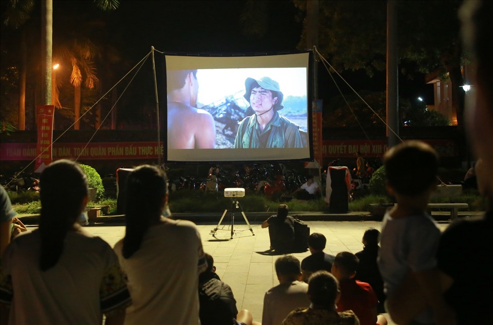 Ngoài tham quan, trải nghiệm, mua sắm ở phố đi bộ, ở Quảng trường Giải phóng thị xã Quảng Trị còn có chiếu phim màn ảnh rộng.