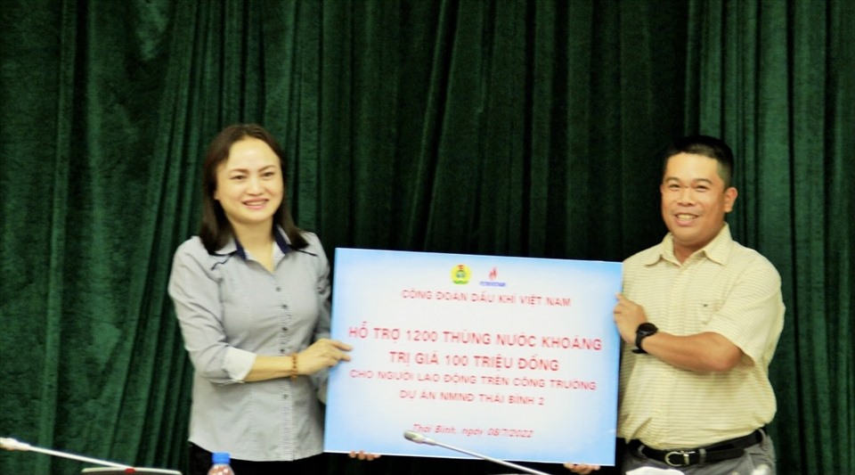 Công đoàn Dầu khí Việt Nam hỗ trợ 1.200 thùng nước khoáng cho người lao động Dự án Nhiệt điện Dầu khí Thái Bình 2. Ảnh: CĐN