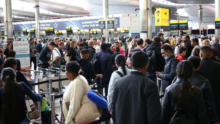 Sân bay Heathrow giới hạn số lượng hành khách mỗi ngày ở mức 100.000 người. Ảnh: AFP
