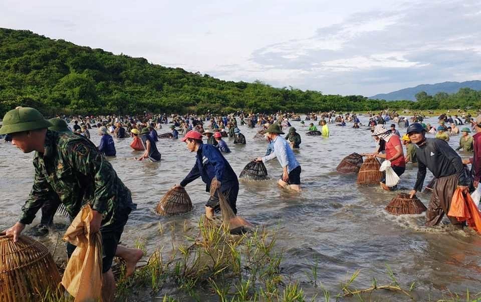 Hình ảnh người dân tham gia lễ hội truyền thống bắt cá Vực Rào. Ảnh: Trần Tuấn.