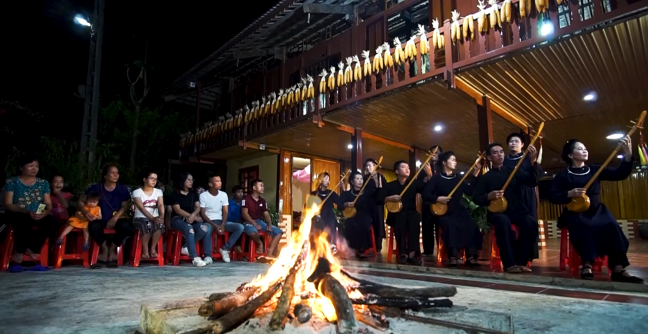 Du khách xem biểu diễn hát then tại điểm du lịch cộng đồng Quỳnh Sơn. Ảnh: Cổng TTĐT Huyện Bắc Sơn