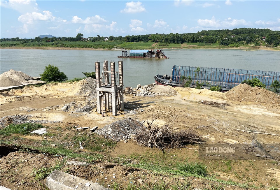 4 trụ bê tông kiên cố đang xây dựng trái phép ngoài phần đất được giao để làm cầu cảng xuống sông Lô.