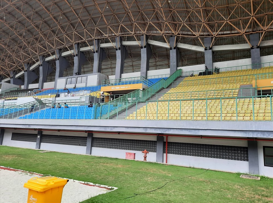 Quang cảnh sân vận động Patriot Candrabhaga (Indonesia) trước giờ bóng lăn. Ảnh: VFF