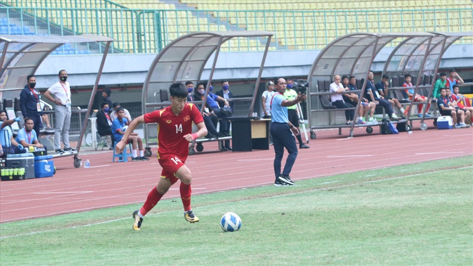 U19 Việt Nam đang dâng cao đội hình để tìm kiếm bàn gỡ hòa. Ảnh: VFF