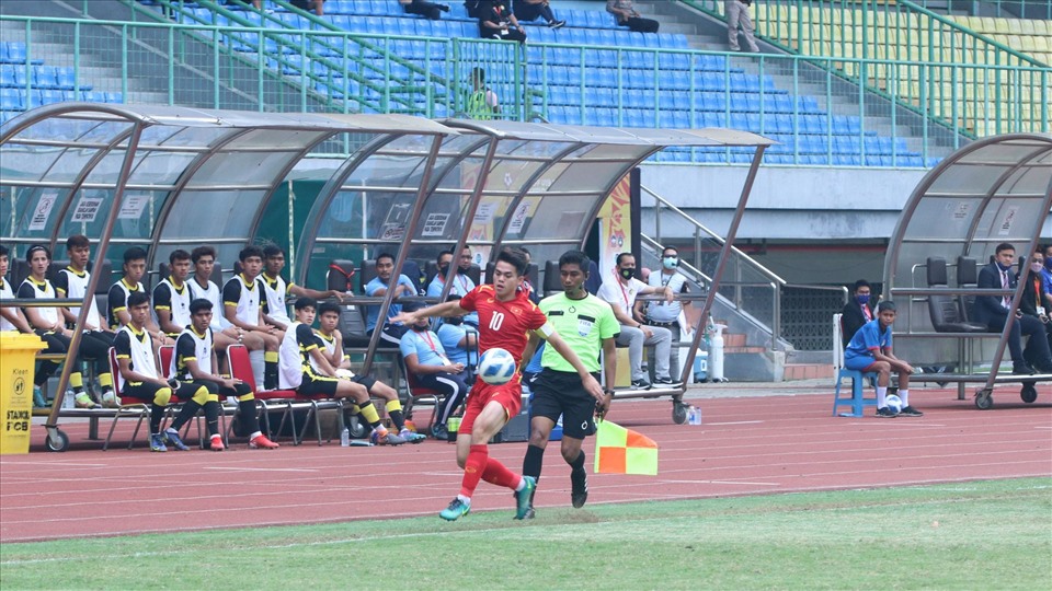 U19 Malaysia chơi phòng ngự số đông gây ra nhiều khó khăn cho U19 Việt Nam. Ảnh: VFF.